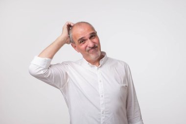Orta düşünerek seyir el ile adam yaşlı. Şaşkın ve doğru şekilde veya karar bilmiyorum