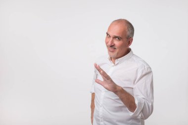 Beyaz tişörtlü bir jest gibi dur lütfen, yeter artık gösterilen İspanyol adam olgun. O arkadaş şaka nedeniyle gülümsüyor ama gülmek