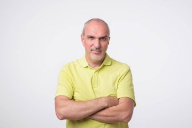 Sarı tişört olgun üzgün adam portresi. O kötü bir ruh vardı. Olumsuz duygu, yüz ifadesi kavramı