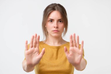 Dur işareti el avucunun için kamera hareketli gösterilen genç kadın