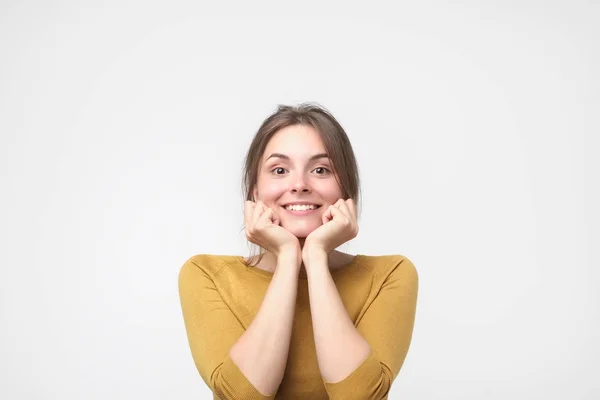 Close-up van portret van jonge gelukkig Kaukasische vrouw op witte achtergrond — Stockfoto