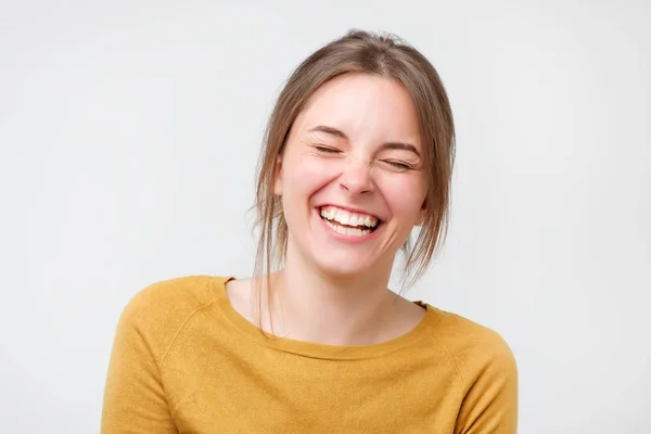 Красива молода жінка в жовтому светрі сміється — стокове фото
