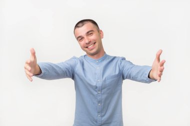 Gülümseyerek, onun en iyi arkadaşları veya müşteriler karşılama İspanyol yakışıklı adam portresi stüdyo