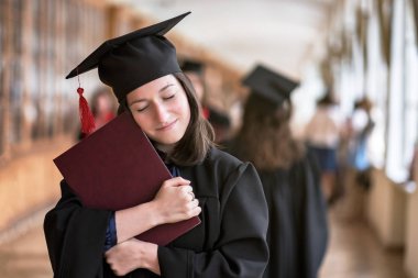 Üniversitesi'nde mezuniyet gün mutlu bir beyaz kadın.