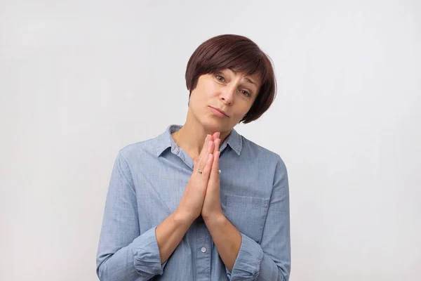 Schattig Kaukasische younmatureg vrouw bedelen voor hulp — Stockfoto