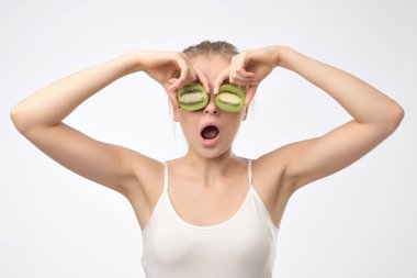 Kivi. Kivi gözleri için tutan sağlıklı meyve komik kadın. Şok duygu kavramı.