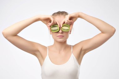 Tropikal kivi. Kivi gözleri için tutan sağlıklı meyve komik kadın.