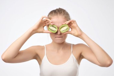 Kivi. Kivi gözleri için tutan sağlıklı meyve komik kadın. Kızgın yüz duygu