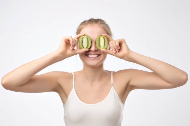 Kivi. Kivi gözleri için tutan sağlıklı meyve komik kadın. Mutlu yüz duygu