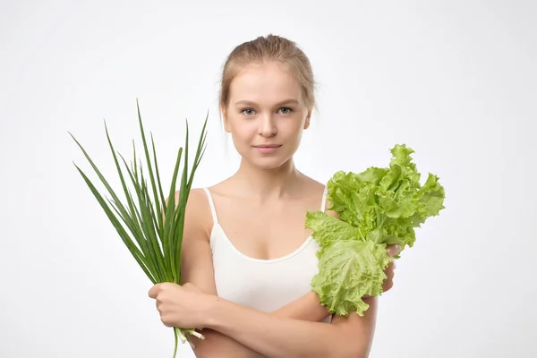 Fröhliche Junge Frau Mit Grünen Zwiebeln Und Salat Vor Grauem — Stockfoto