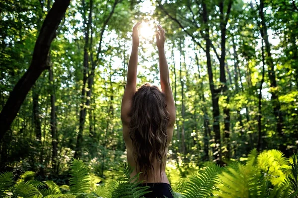 Молодая Европейская Женщина Длинными Волосами Держащая Солнце Руках Рано Утром — стоковое фото