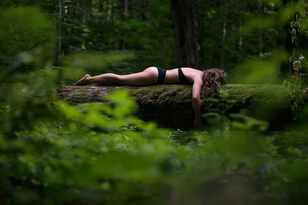 Mujer Europea Tronco Árbol Durmiendo Bosque Oscuro Está Triste Deprimida — Foto de Stock