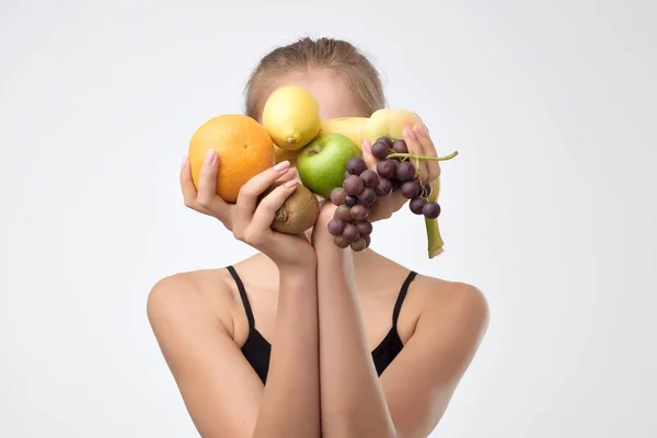 若い白人女性の手でさまざまな果物を保持します 白い背景で隔離ダイエット健康的な食事概念 — ストック写真