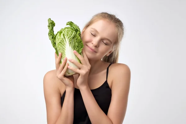 Jovem Segurando Salada Verde Fechando Olhos Com Prazer Conceito Alimentação — Fotografia de Stock