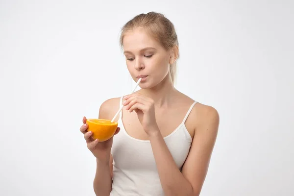 Mujer bebiendo jugo de naranja sonriendo de fruta —  Fotos de Stock