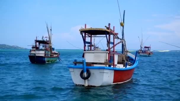 Bunte boote auf blauem wasser in sri lanka. — Stockvideo