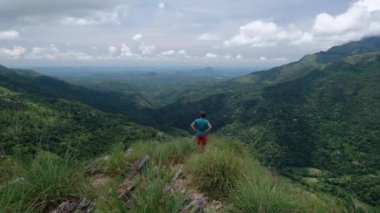 Dağlardaki yürüyüş ve hill kenarına geliyor seyahat adam.