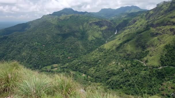 Vista panoramica dell'idilliaco paesaggio montano dello Sri Lanka . — Video Stock