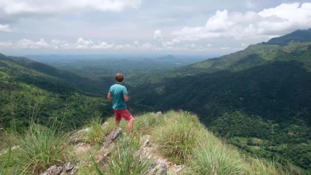 Fotógrafo de aventura com filmagens de câmera enquanto está em mini Adams pico no Sri Lanka. Excelente vista de cima . — Vídeo de Stock