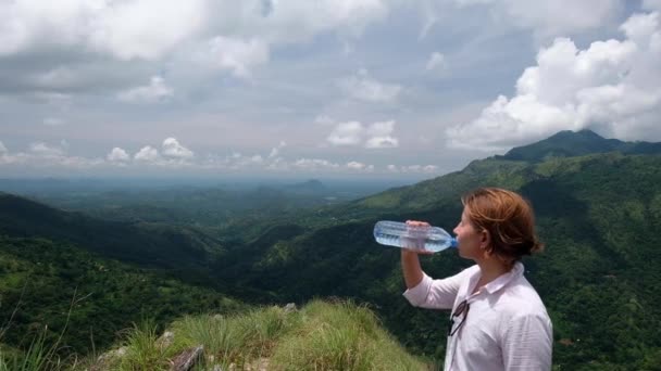 妇女徒步旅行者享受水喝冷水的看法 — 图库视频影像