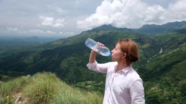 Mulher caminhante desfrutar da vista beber água fria — Vídeo de Stock
