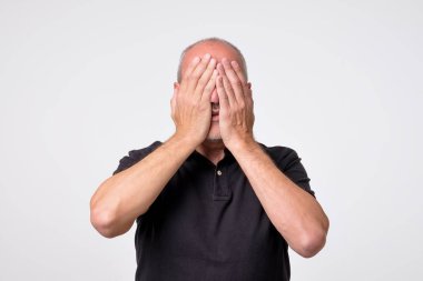 Stresli bir genç adam yakın çekim