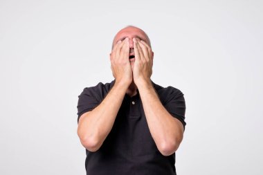 Stresli bir genç adam yakın çekim