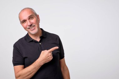 Olgun Latin asıllı adam bir yana kopya alanı işaret.