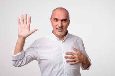 Merhaba jest elinde neşeyle gülümseyen süre feragat çekici Avrupa man dostu arıyorum.