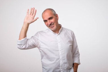 Merhaba jest elinde neşeyle gülümseyen süre feragat çekici Avrupa man dostu arıyorum.