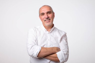 Yakışıklı çekici. Rahat kıyafet geçti silah tutmak yakışıklı genç adam ve gülümseyen