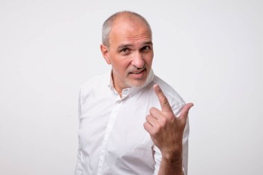 Rakibi ile kavga ederken parmak ile işaret olgun İspanyol erkek.