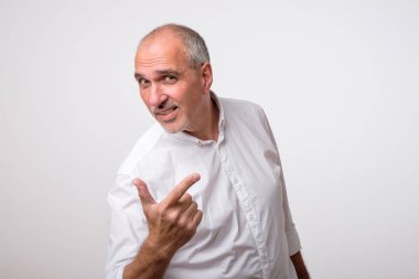 Rakibi ile kavga ederken parmak ile işaret olgun İspanyol erkek.