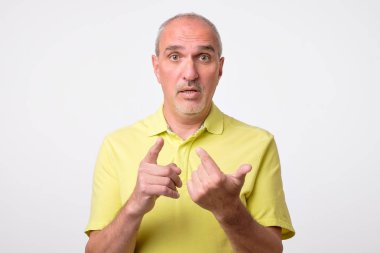 Parmak sayma olgun İspanyol adam. Ona göre anlatmaya