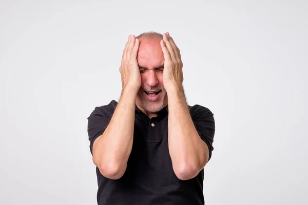Wanhopige volwassen Spaanse man huilen in zijn handen — Stockfoto