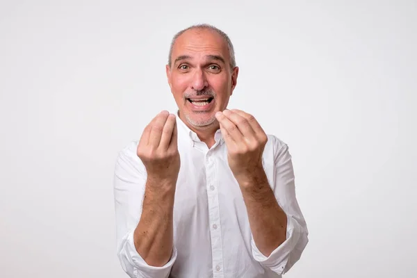 Portret van volwassen knappe man in een wit overhemd met Italiaanse gebaar — Stockfoto