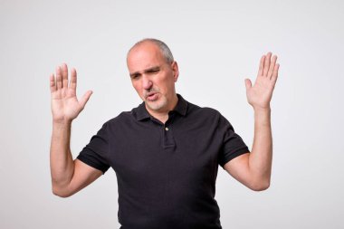 Adam vücut dili. Bu kavram yapmadım. Olgun İtalyan yakışıklı adam kadar eller yükselterek.