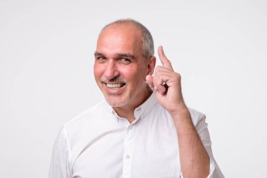 Memnun olgun İspanyol adam işaret parmakları gösterilmesini