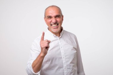 Memnun olgun İspanyol adam işaret parmakları gösterilmesini