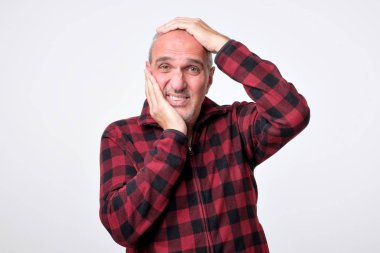 Umutsuzluğa İspanyol adam ağlıyor.