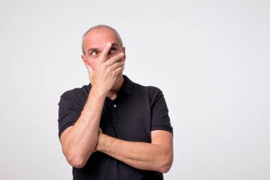 Facepalm. Portre hayal kırıklığına bir olgun adam