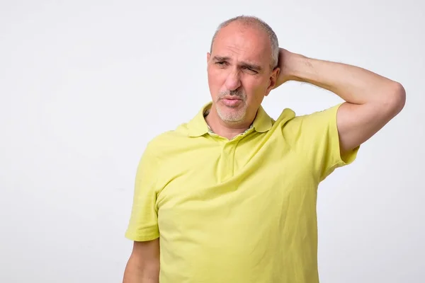 Retrato de ancianos del viejo hombre caucásico contemplativo mirando a la cámara. Copiar espacio — Foto de Stock