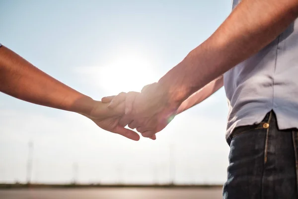 Mujer y hombre tomándose de las manos. Concepto de amor y rostro — Foto de Stock