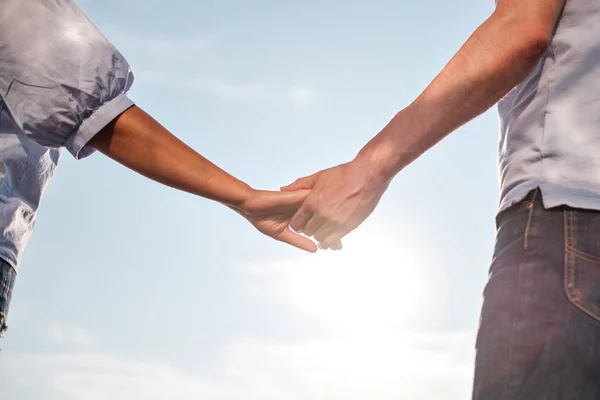 Mujer y hombre tomándose de las manos. Concepto de amor y rostro — Foto de Stock