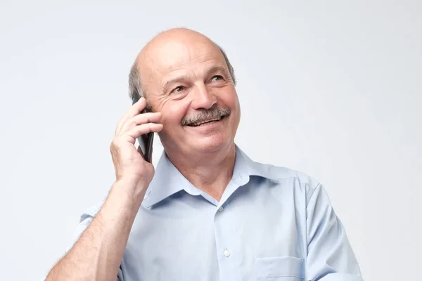 Retrato de feliz europeu sênior homem falando no telefone e sorrindo — Fotografia de Stock