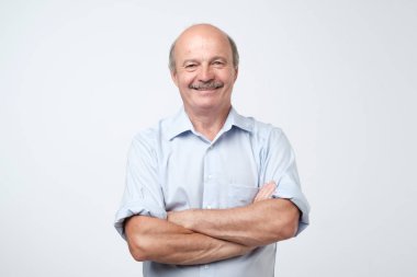 Büyüleyici üst düzey yakışıklı rahat kıyafetler geçti ve gülümseyen silah tutmak