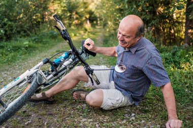 Onun bisikletten düştükten sonra komuta sizde bir ağrı var. O ayağa değil.