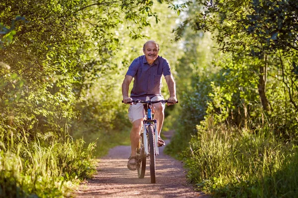 Radosny Starszy Człowiek Rowerze Parku Piękny Słoneczny Dzień Aktywnego Życia — Zdjęcie stockowe