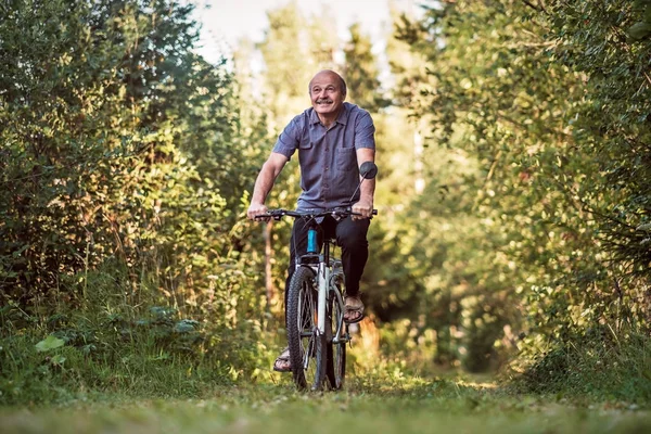 Örömteli Magas Rangú Ember Biciklizés Egy Parkban Egy Szép Napsütéses — Stock Fotó