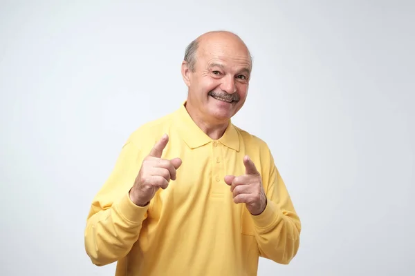 Retrato Homem Sênior Atraente Apontando Com Dedos Indicador Para Você — Fotografia de Stock